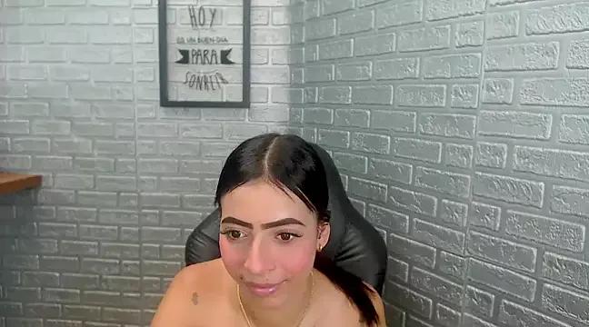 Crystal_Walls from StripChat is Freechat