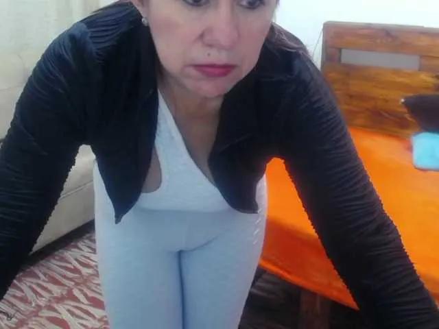 Yeseniaa25 on BongaCams 