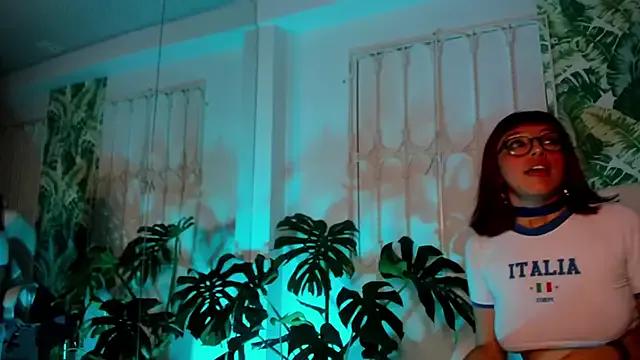 Freechat cute_hollywood on StripChat