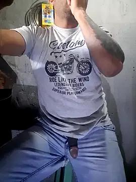 hecwil8 — Show de masturbacion en el taller mecni