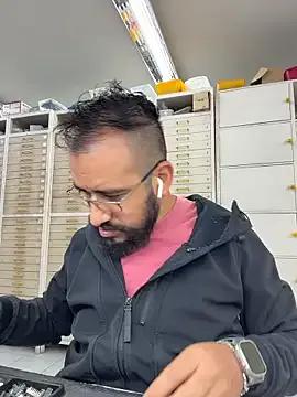 leonardohot1987 — Masturbarme en oficina del jefe