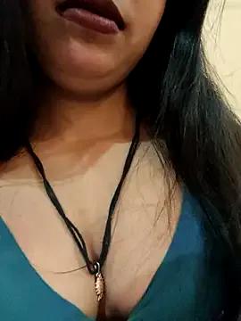 Maahhii_2 on StripChat 