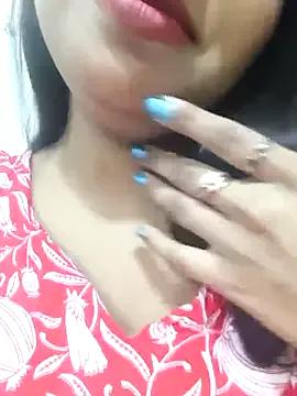 Maahhii_2 on StripChat 