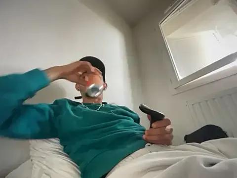 StripChat Rebeu313 is Freechat Rebeu313 — On arrte la play et je sort my joystisk